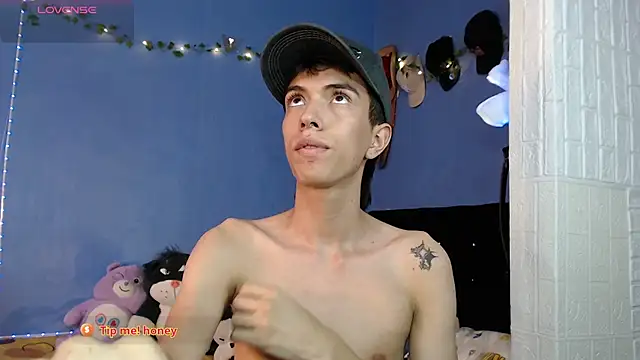 Snapshot of Juan_Gomezz26 chatting on August 4, 10:34 pm Juan Gomezz26 online show from August 4, 10:34 pm