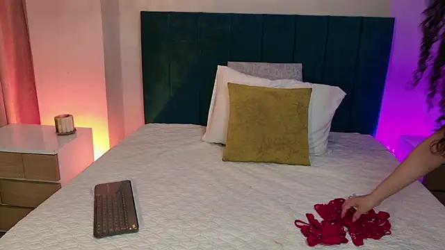 PaulinaSaint online show from December 20, 1:02 am