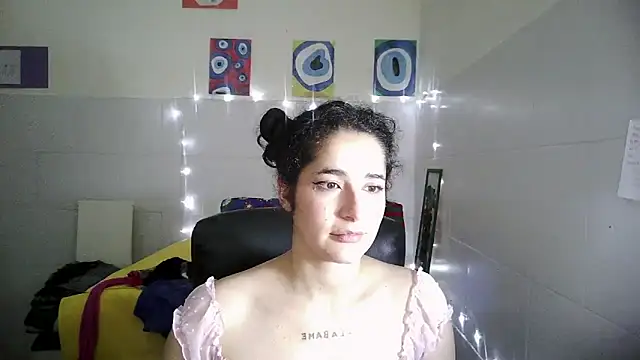 Snapshot of caramel-hotty chatting on December 15, 12:48 am caramel-hotty online show from December 15, 12:48 am