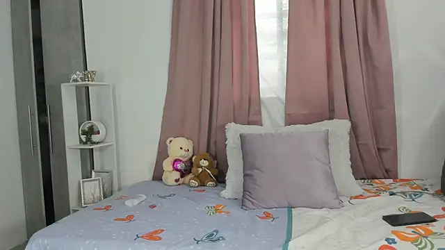 Annyeliz online show from April 16, 6:30 pm