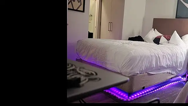 Snapshot of bluntbeautyxo chatting on December 16, 1:10 am bluntbeautyxo online show from December 16, 1:10 am