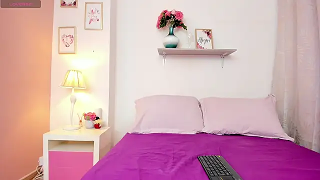 Snapshot of EmmaBell_ chatting on December 17, 12:55 pm EmmaBell online show from December 17, 12:55 pm