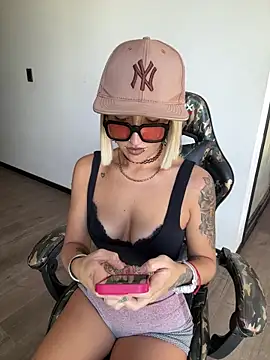 Snapshot of lolalatinaa chatting on February 20, 9:04 pm lolalatinaa online show from February 20, 9:04 pm