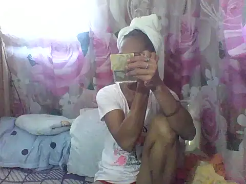 Snapshot of Petite_elise chatting on April 24, 4:37 am Petite elise online show from April 24, 4:37 am