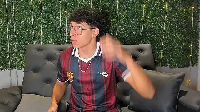 Snapshot of Antoniio_miller chatting on December 17, 12:55 pm Antoniio miller online show from December 17, 12:55 pm