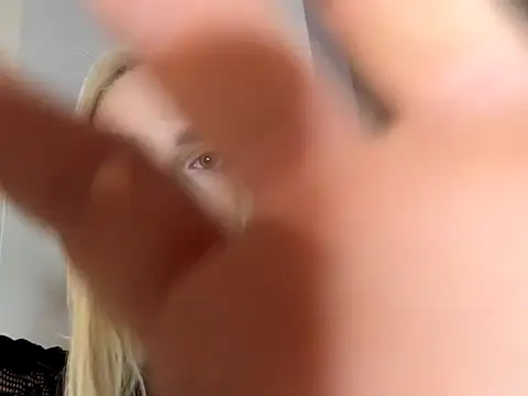 Snapshot of blonde_di chatting on December 13, 11:54 pm blonde di online show from December 13, 11:54 pm