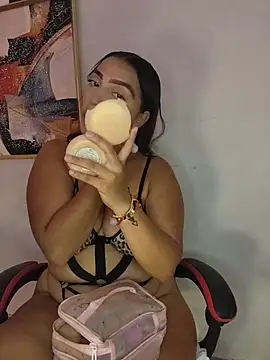 Snapshot of Mia_em chatting on May 5, 7:11 pm Mia em online show from May 5, 7:11 pm