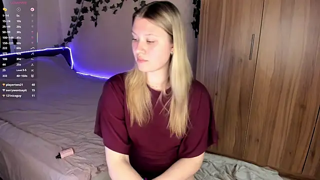 SkyeDavis online show from April 22, 1:12 pm