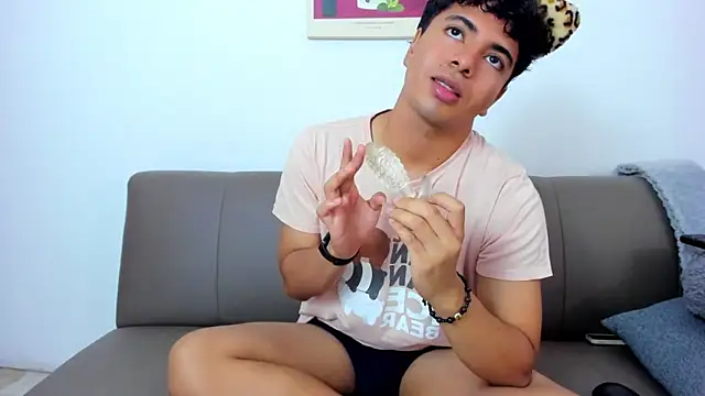 Snapshot of cherry_blossom77 chatting on December 18, 12:33 pm cherry blossom77 online show from December 18, 12:33 pm