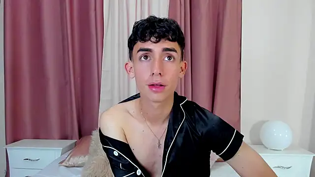 Snapshot of starboyy_77 chatting on December 18, 12:33 pm starboyy 77 online show from December 18, 12:33 pm