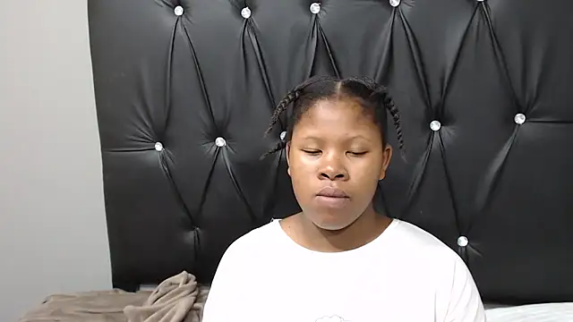 TemptingCloeXx online show from April 17, 8:45 pm