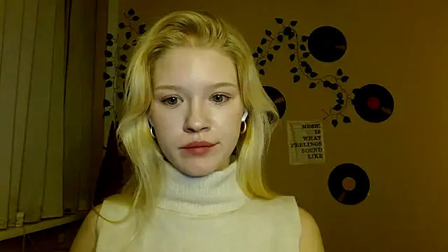 Snapshot of Aria__Moon chatting on December 18, 2:45 pm Aria Moon online show from December 18, 2:45 pm