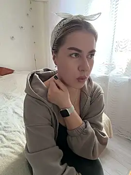 Roxi Joy online show from March 17, 9:45 am