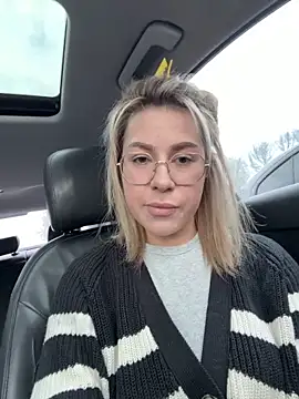 Snapshot of Roxi_Joy chatting on April 1, 10:05 am Roxi Joy online show from April 1, 10:05 am