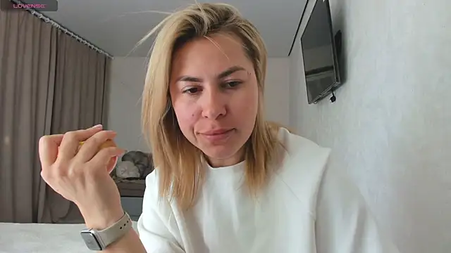 Snapshot of Roxi_Joy chatting on May 15, 11:17 am Roxi Joy online show from May 15, 11:17 am
