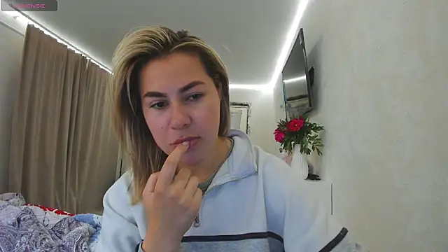 Snapshot of Roxi_Joy chatting on May 27, 8:11 am Roxi Joy online show from May 27, 8:11 am