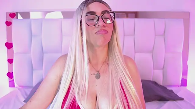 CamilleJuicy  online show from April 1, 1:01 pm