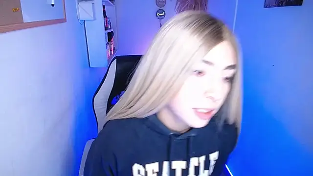 Snapshot of channel_blondee chatting on April 7, 12:22 am channel blondee online show from April 7, 12:22 am