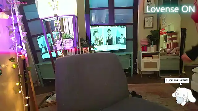 itscleomoon online show from April 13, 5:07 pm