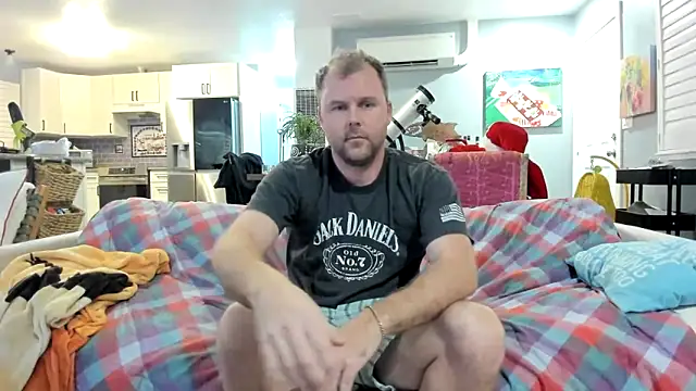 Snapshot of Studmuffin4you chatting on February 2, 3:27 am Studmuffin4you online show from February 2, 3:27 am