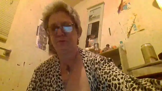 Snapshot of becky1111 chatting on April 10, 10:09 am becky1111 online show from April 10, 10:09 am