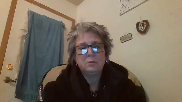 Snapshot of becky1111 chatting on May 10, 9:47 am becky1111 online show from May 10, 9:47 am