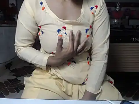 Snapshot of surbhi01 chatting on May 13, 7:06 am surbhi01 online show from May 13, 7:06 am