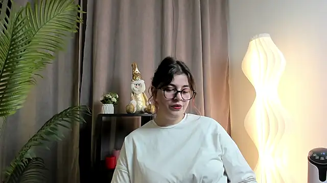 SuzieAllery online show from December 18, 10:32 am