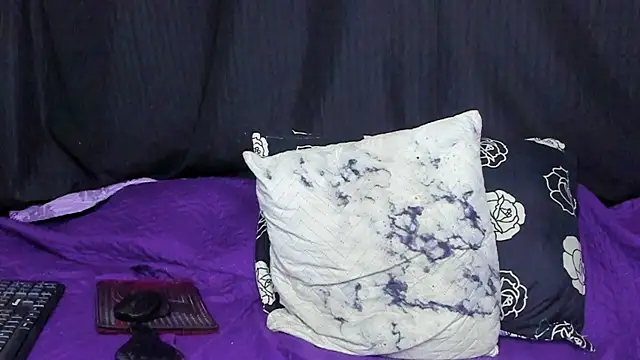 Snapshot of _natzury_ chatting on July 28, 1:10 pm natzury online show from July 28, 1:10 pm
