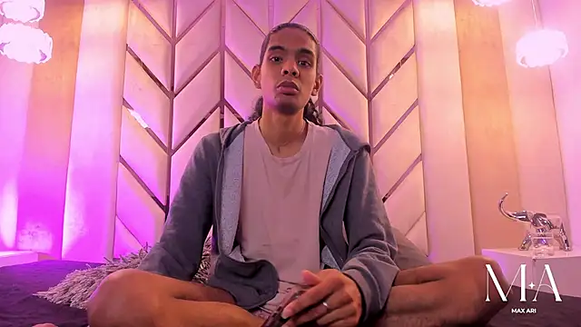 Max Ari online show from January 13, 3:45 am