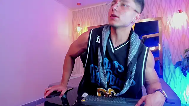 Noah Clarkk online show from March 6, 5:31 pm