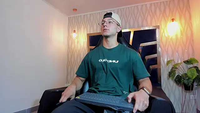 Noah Clarkk online show from April 21, 5:28 pm