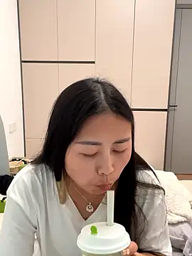 Snapshot of zzdd999 chatting on April 22, 1:45 pm zzdd999 online show from April 22, 1:45 pm