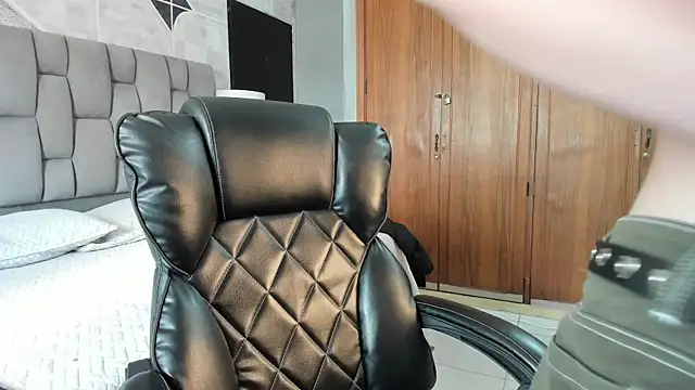 ChannelWhitee  online show from January 7, 9:50 pm