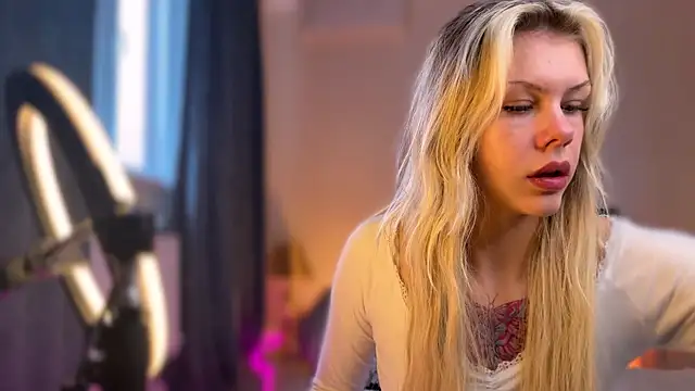 Snapshot of ScoobeDeDoo chatting on December 22, 6:32 am ScoobeDeDoo online show from December 22, 6:32 am