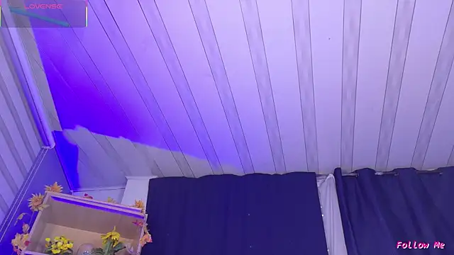 Emilyy05  online show from April 19, 12:33 am