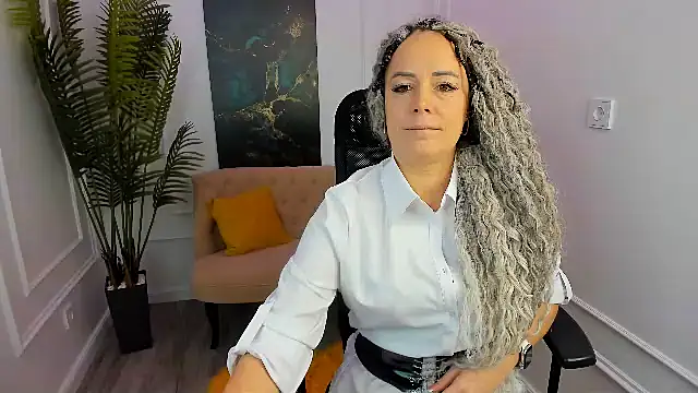 SamanthaReider online show from January 8, 6:10 pm