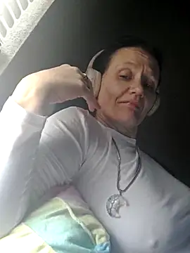 CrownedCuppa online show from April 15, 7:32 pm