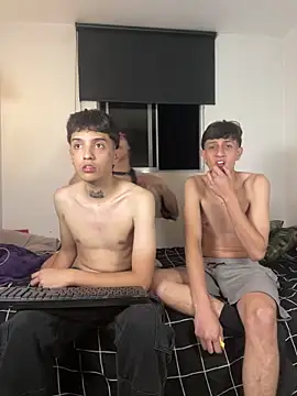 itselladoll online show from February 22, 8:02 am