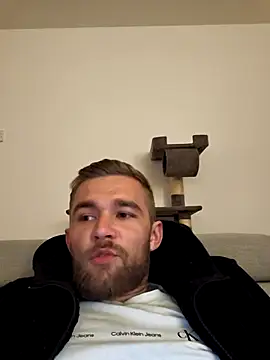 Snapshot of Benjamiinlt chatting on April 7, 7:25 pm Benjamiinlt online show from April 7, 7:25 pm