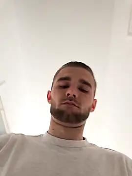 Snapshot of Benjamiinlt chatting on April 8, 1:22 pm Benjamiinlt online show from April 8, 1:22 pm