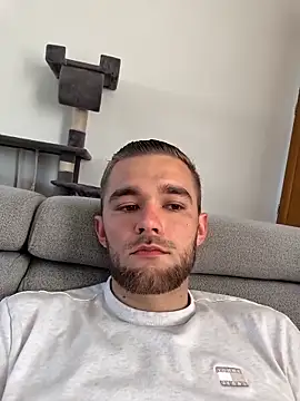 Snapshot of Benjamiinlt chatting on April 9, 7:36 am Benjamiinlt online show from April 9, 7:36 am