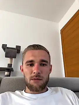 Snapshot of Benjamiinlt chatting on April 10, 4:44 pm Benjamiinlt online show from April 10, 4:44 pm