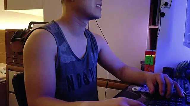 Snapshot of OnlyHand9x chatting on July 12, 3:58 pm OnlyHand9x online show from July 12, 3:58 pm
