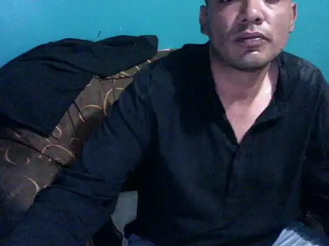 latinomoreno95 online show from May 15, 11:01 pm