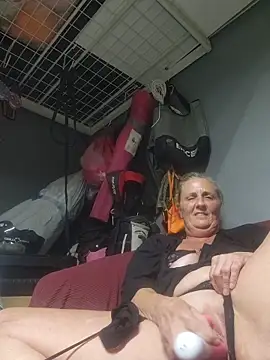 HotAzMilf online show from April 14, 3:18 pm