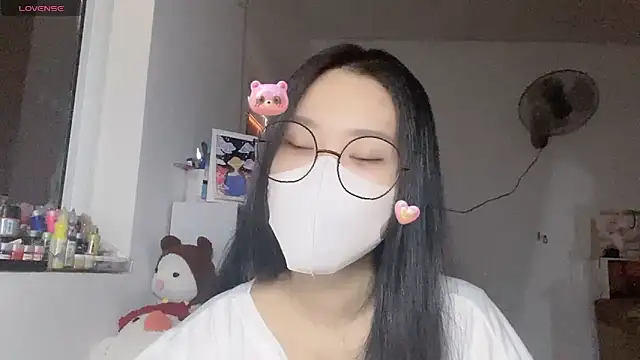 Snapshot of Tieu-May chatting on May 1, 9:47 am Tieu-May online show from May 1, 9:47 am