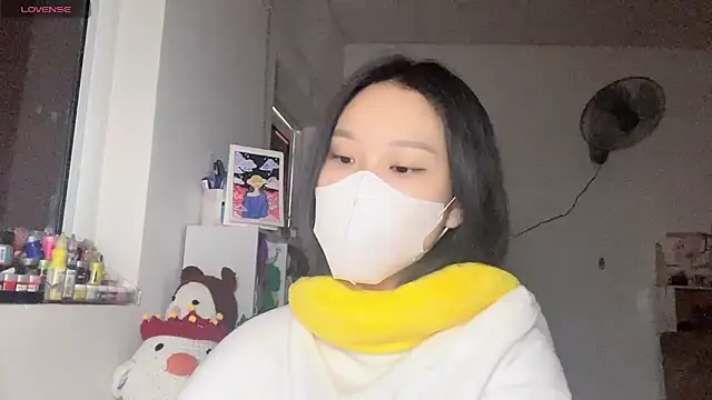 Snapshot of Tieu-May chatting on May 4, 9:16 am Tieu-May online show from May 4, 9:16 am
