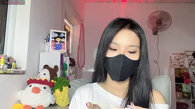 Snapshot of Tieu-May chatting on May 9, 9:36 am Tieu-May online show from May 9, 9:36 am
