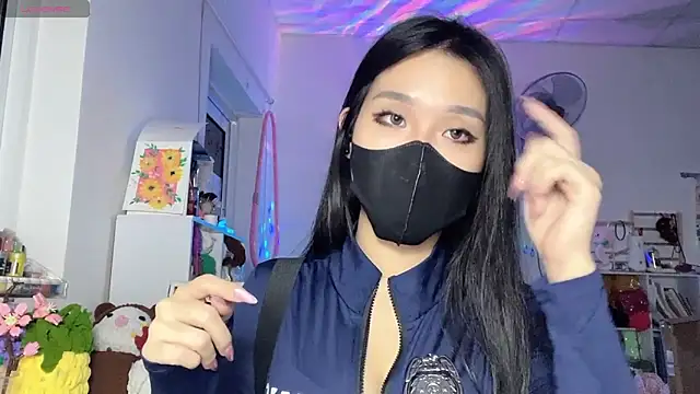 Snapshot of Tieu-May chatting on May 10, 12:10 pm Tieu-May online show from May 10, 12:10 pm